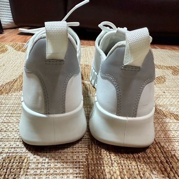 ECCO Gruuv Women's Leather Sneaker - white. 
Size 9/9.5 euro 40 EXCELLENT cond - Picture 7 of 8